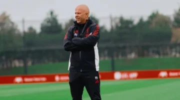 موقف حاسم.. ليفربول يُعلن قراره النهائي بشأن استمرار المدرب آرني سلوت مؤخرًا